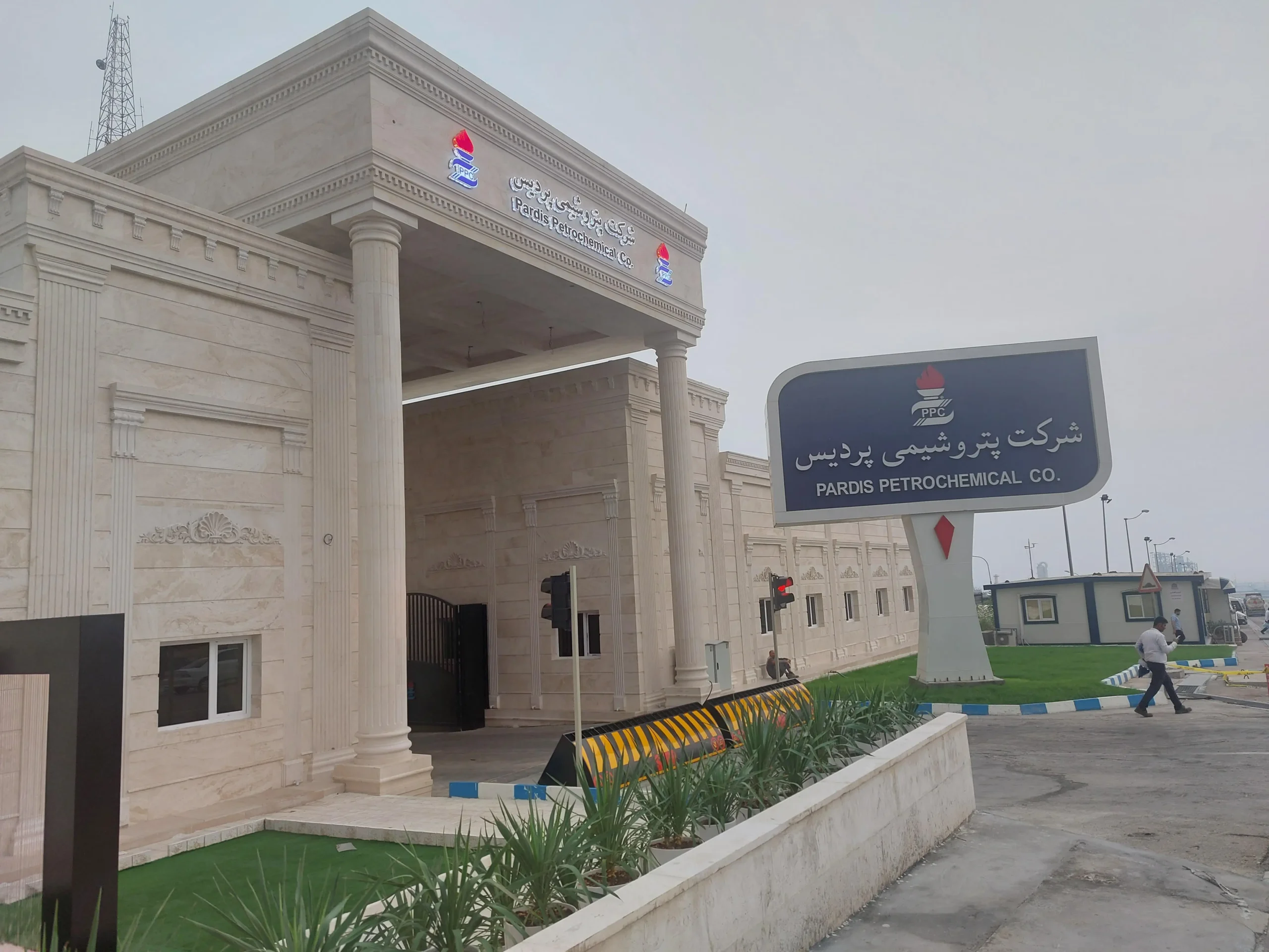 ناخواسته در زمین دشمن بازی نکنیم