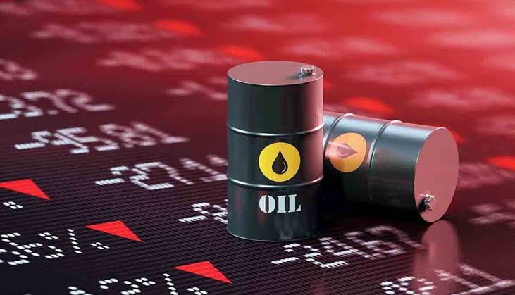 کاهش قیمت نفت، تنش تجاری و مازاد عرضه