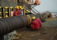 تعمیر شیلنگهای پایانه کوروش بدون حادثه تعمیر شیلنگهای پایانه کوروش بدون حادثه